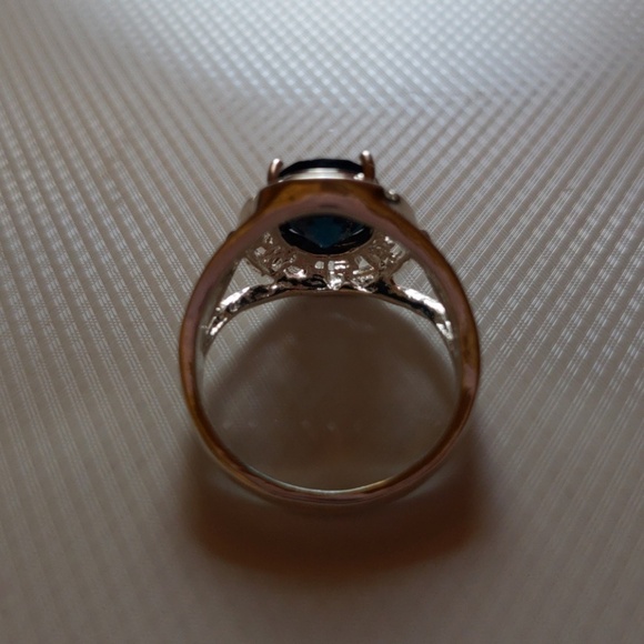 Pretty ,elegant Silver sterling ring new size 4 - Picture 3 of 4